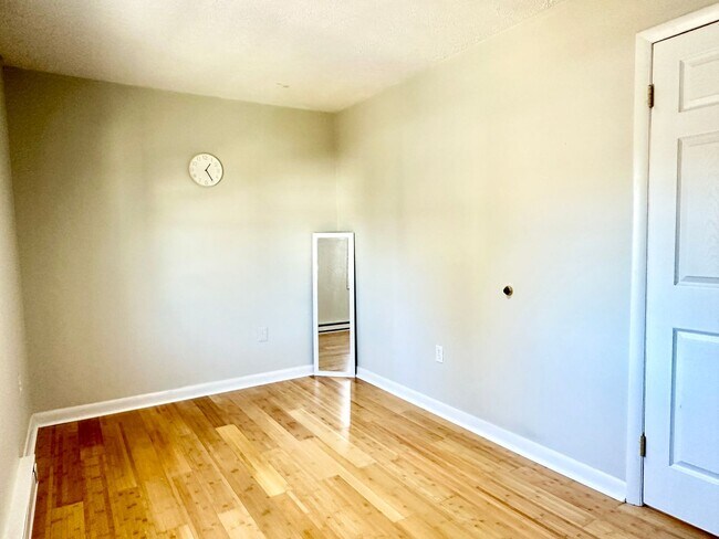 Building Photo - 4 Bed + 2 Bath - Screened in Porch! Pets W...