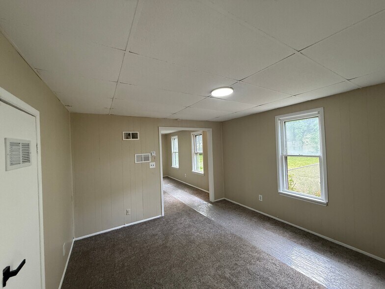 Building Photo - 5636 Drake Ave