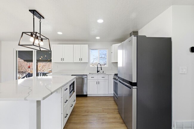 Building Photo - 5210 Woodledge Ave