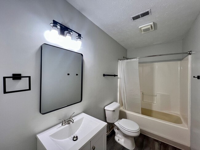 Building Photo - Renovated  3 bedrooms 1 full bath