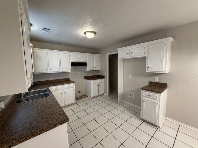 Building Photo - Charming 3 Bedroom Home in Mustang School District