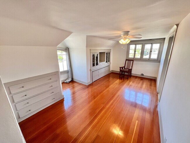 Building Photo - Historic Bluff Park 1BD Retreat | Top Floor Vintage Gem