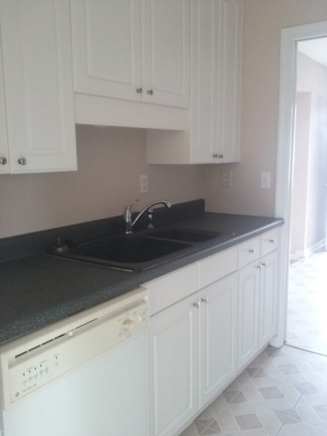 Building Photo - 3 Bed 1 Bath Home | Pet Friendly | Washer ...