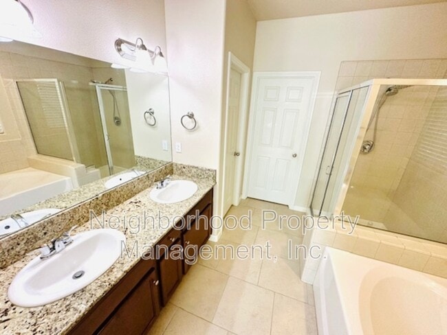 Building Photo - 3862 Buckingham Ave