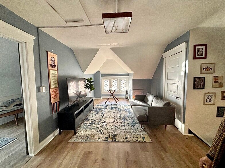 Building Photo - 10815 Drexel Ave