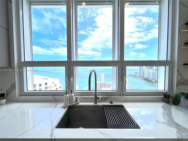 Building Photo - 848 Brickell Key Dr