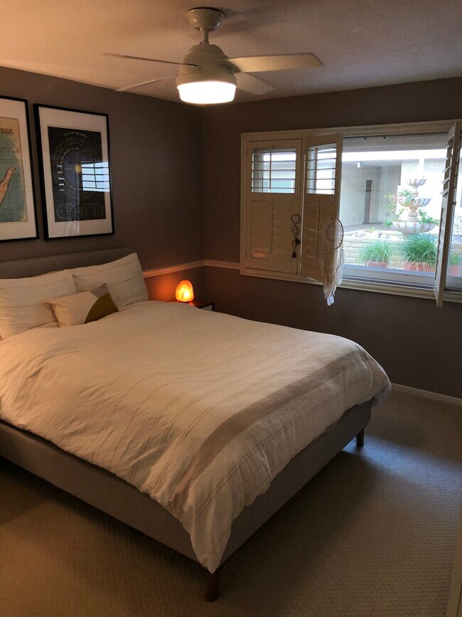 Building Photo - 2131 E 1st St