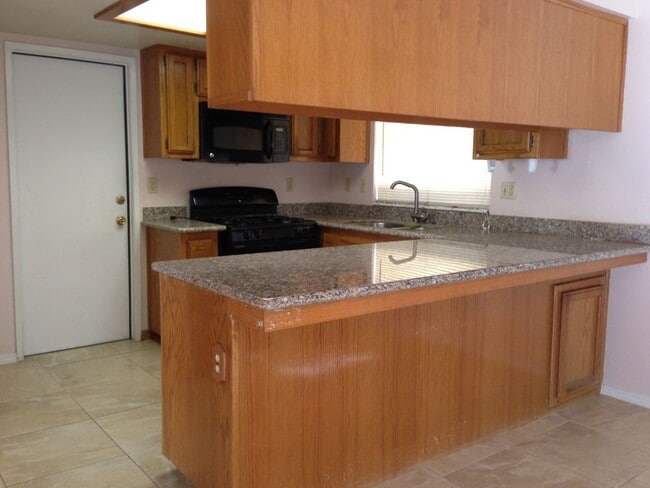 Building Photo - SW Bakersfield home!