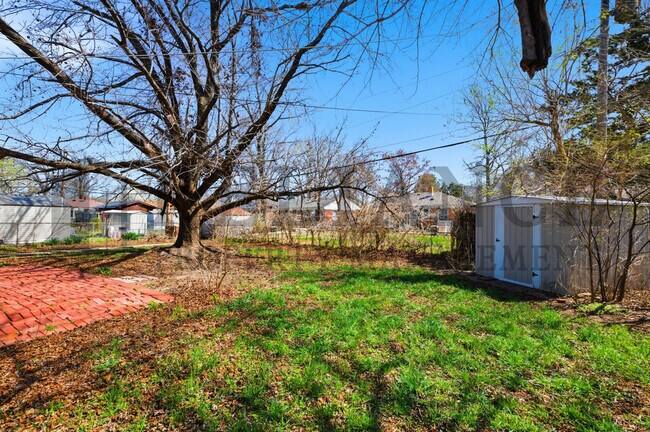 Building Photo - 2242 S Ridgewood Dr