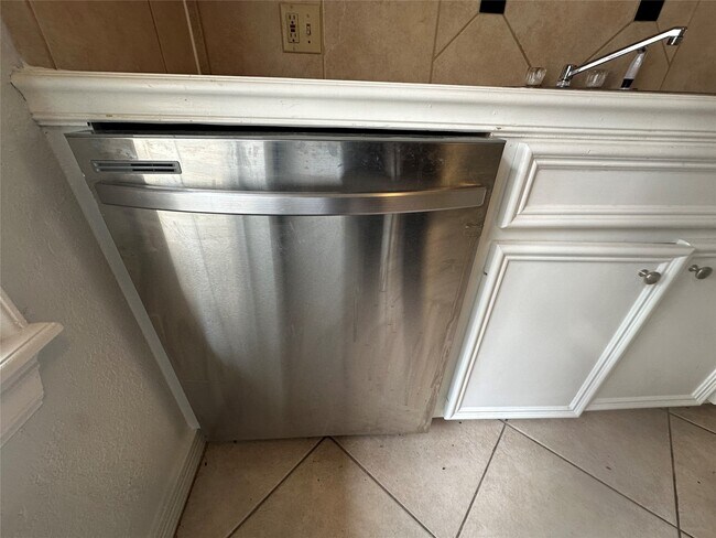 Building Photo - 613 Pacific St