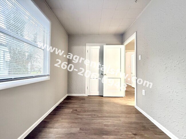 Building Photo - 2 Bedroom House