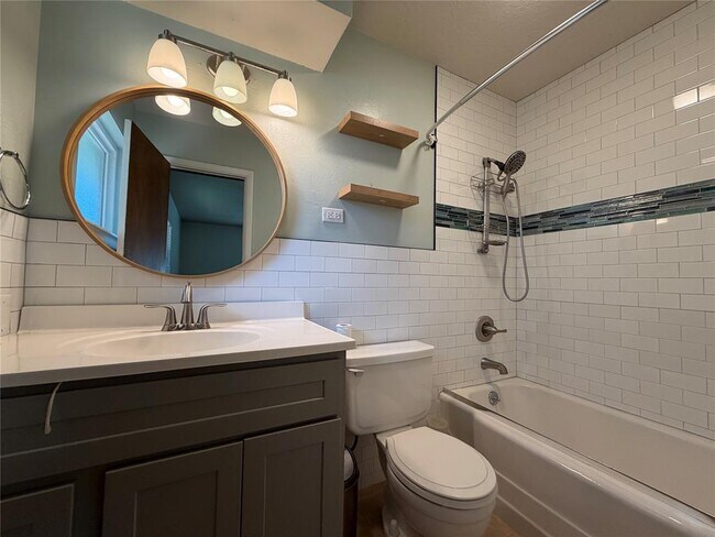 Building Photo - 2517 Chateau Dr