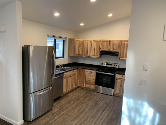 Building Photo - 414 Maple Dr