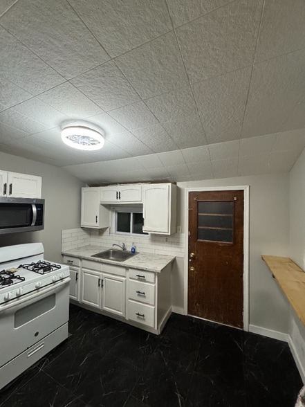 Building Photo - 17 Main St