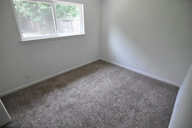 Building Photo - 11301 Oakwood Dr
