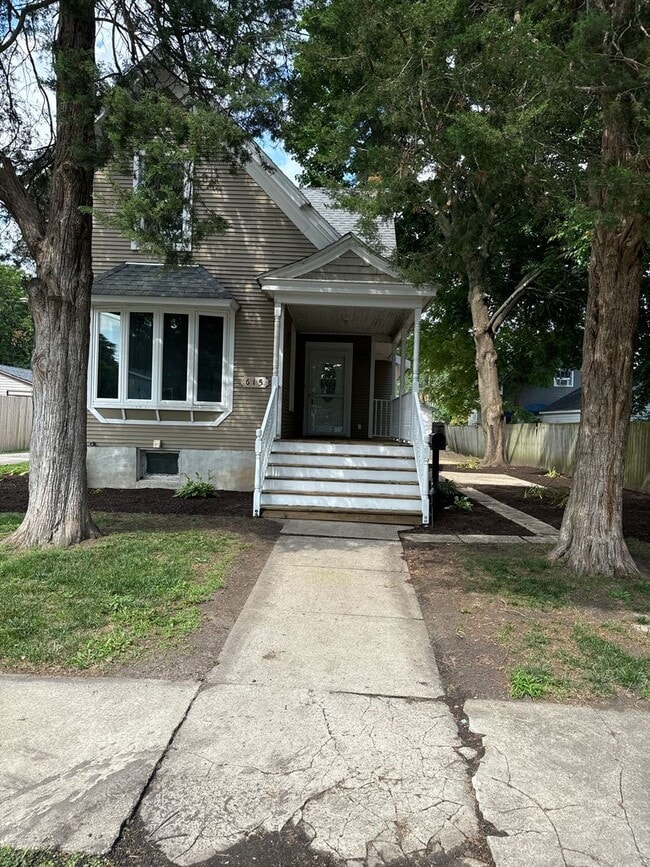 Building Photo - 615 Kishwaukee St
