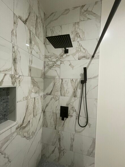 Shower - 600 W Palmer St