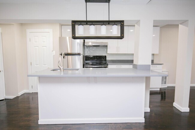 Building Photo - 927 Pine St