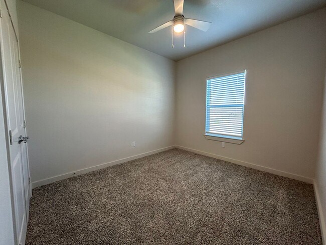 Building Photo - Luxury Townhome in Abbey Glen Community!