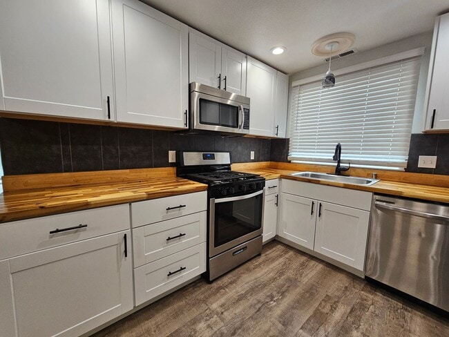 Building Photo - Stylist Updated 3 Bedroom in Dayton