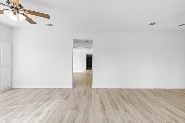 Building Photo - 16643 Lake Cir