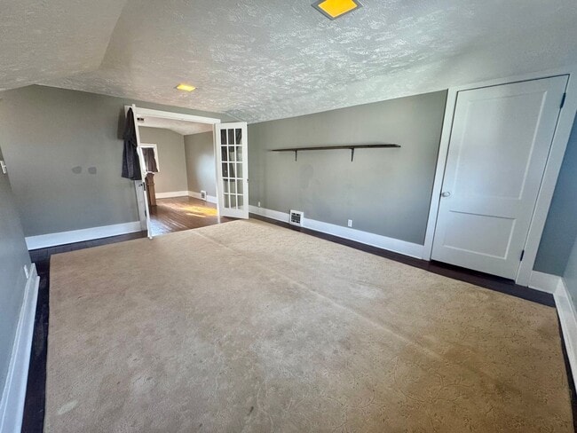 Building Photo - **AVAILABLE NOW** Centrally located 3-bedroom 2-bath