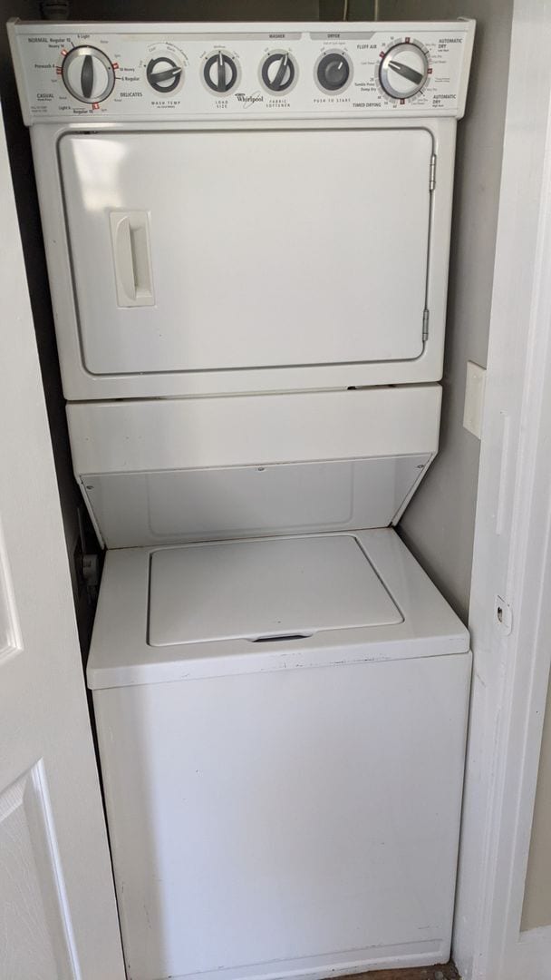 Building Photo - LOCATION ! Washer/Dryer Included 2 Bedroom