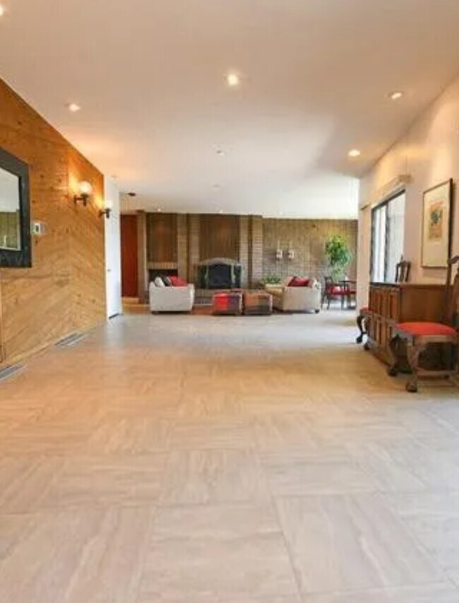 Building Photo - 245 N Vine St