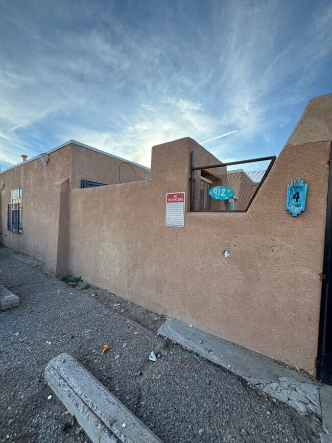 Building Photo - 912 San Pedro Dr SE