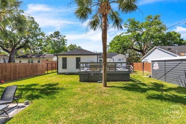 Building Photo - 404 E 66th St