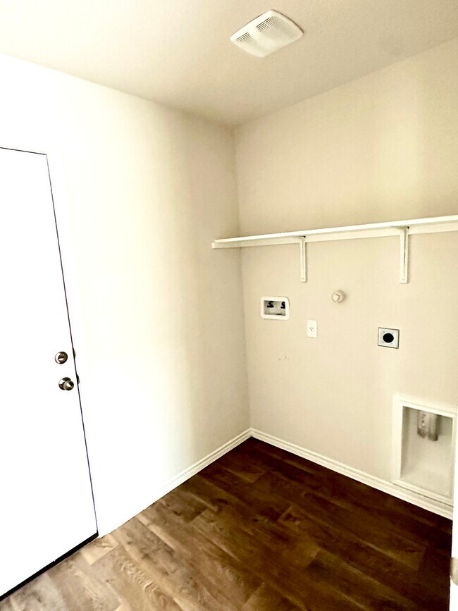 Building Photo - 425 Middle Green Loop