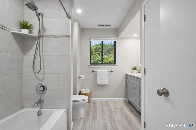 Building Photo - 9 Avon Ct