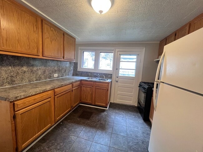 Building Photo - Wonderful and Spacious Three Bedroom Home Minutes from Downtown Grand Rapids!!