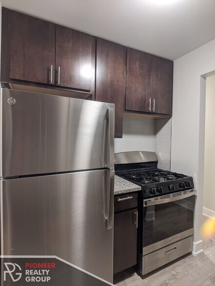 Building Photo - 542 W Surf St