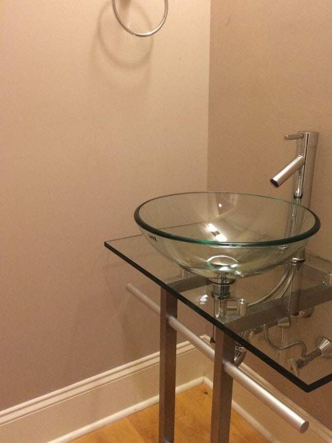 Building Photo - Luxury Unit in Trendy Midtown, Off-Street Parking, Walk to Upper King!