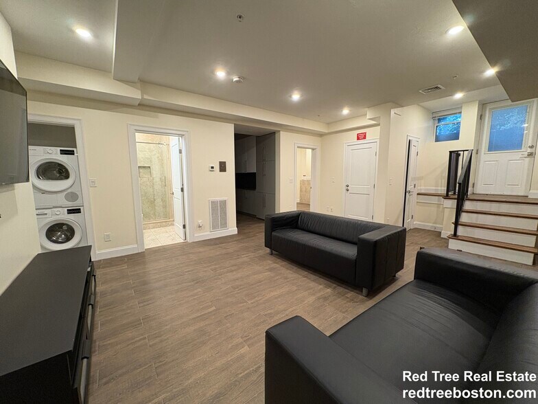 Primary Photo - 1616 Beacon St