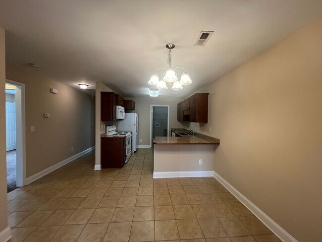 Building Photo - MOVE-IN READY!