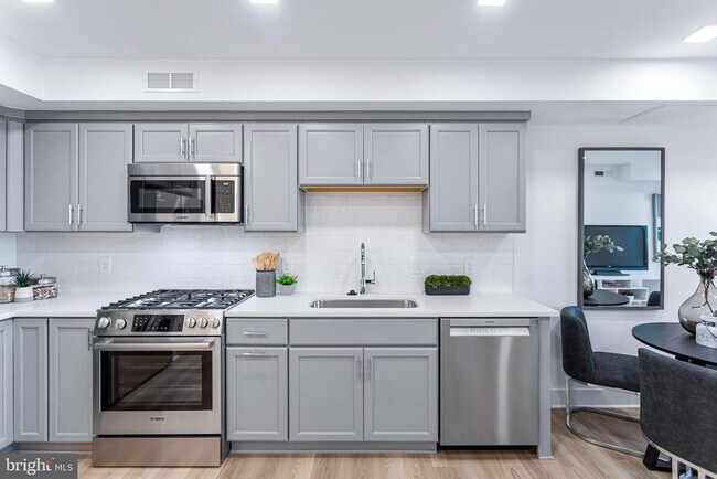 Building Photo - 701 N Henry St