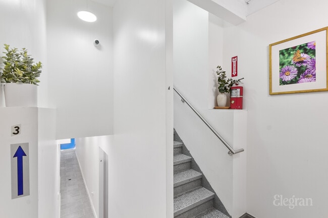 Building Photo - 347 E 4th St