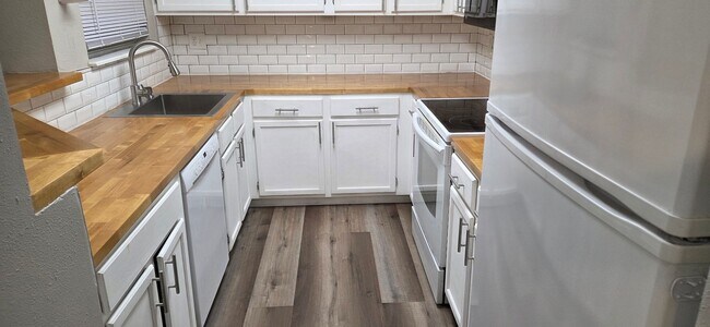 Building Photo - 1 bed 1 bath condo with 650 sf. off Jewell and Sheridan