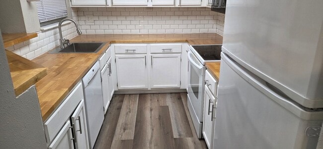 Building Photo - 1 bed 1 bath condo with 650 sf. with detached garage email for showing