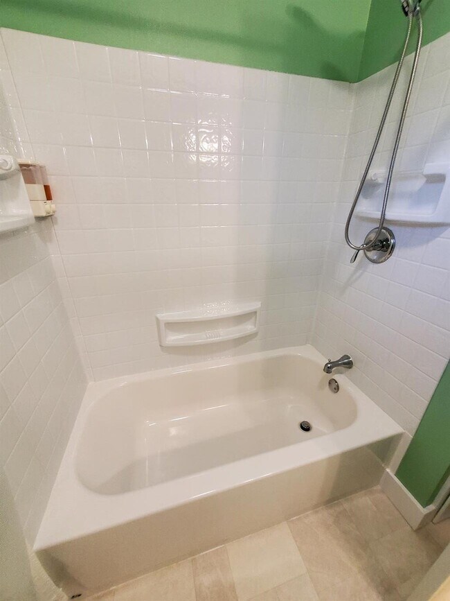 Building Photo - Spacious 2 Bedroom House Updated with Remo...