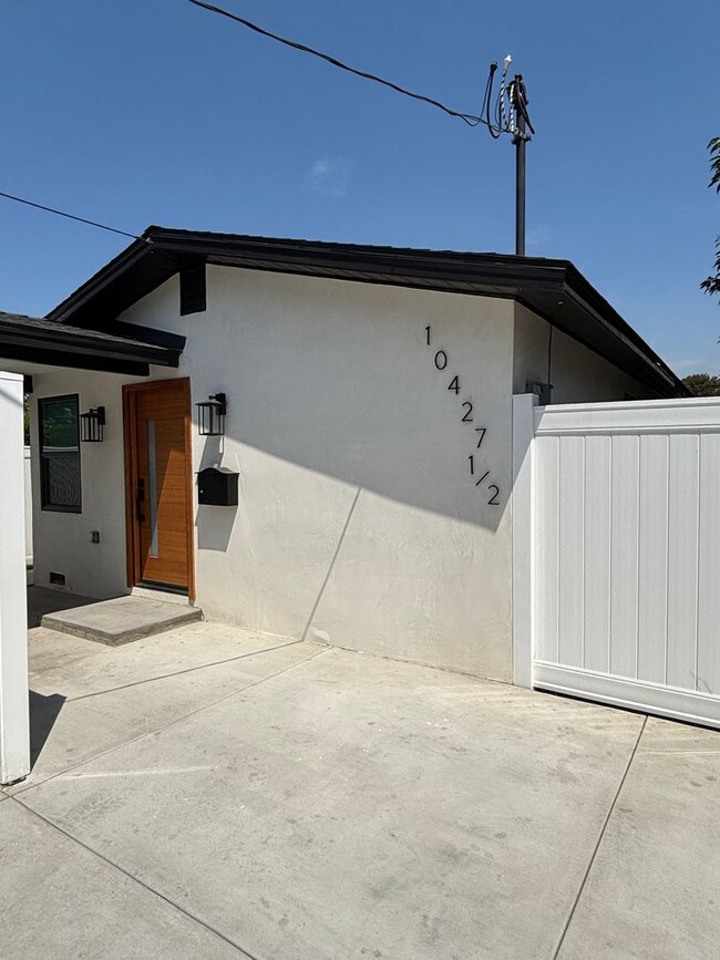 Primary Photo - 10427 Beach St