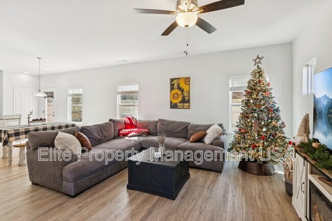 Building Photo - 566 Skye Dr