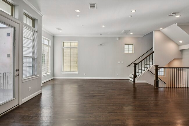 Building Photo - 1040 W 26th St