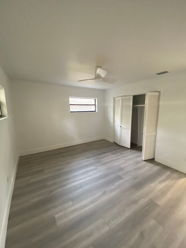 Building Photo - Fully renovated with new appliances, 5 bed...