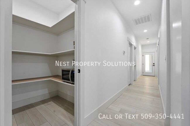 Building Photo - 4102 Quinn Dr NE