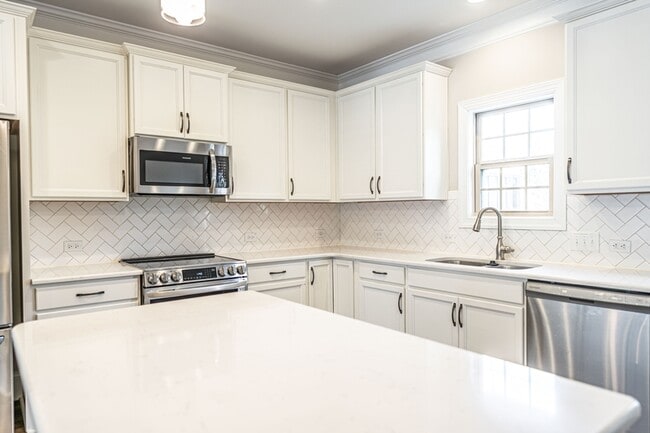 Building Photo - 152 Lark Dr