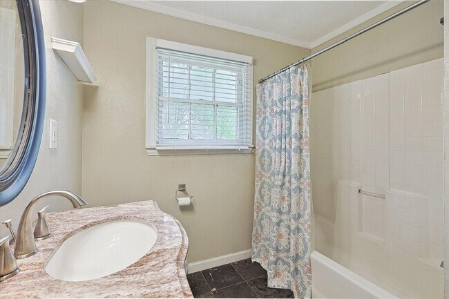 Building Photo - Amazing Historic 1940's Home in Original C...