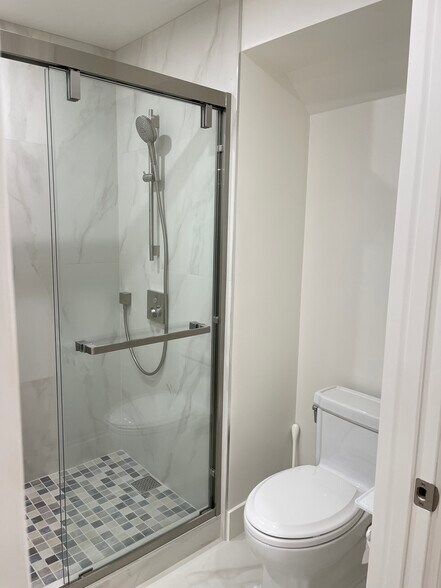 Building Photo - 633 Rocca Ave